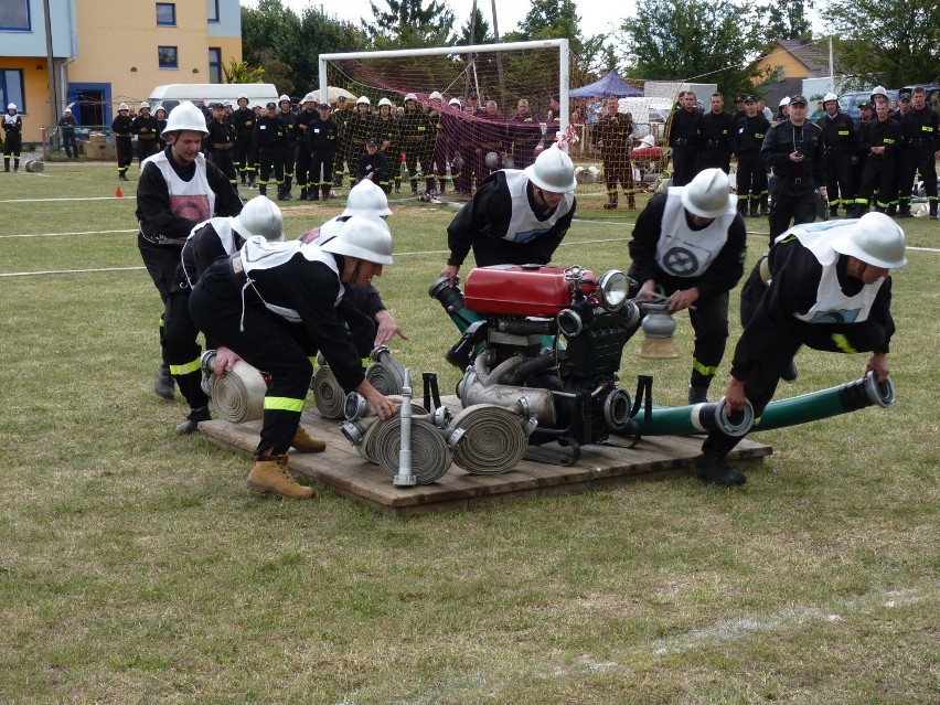 Tak wyglądały zawody powiatowe strażaków z OSP w 2015 roku w Dobryszycach! [ZDJĘCIA]