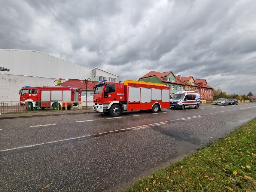 Ewakuacja szkoły w Sadlinkach. Niemal sześć godzin trwały działania służb w Szkole Podstawowej w Sadlinkach [ZDJĘCIA]