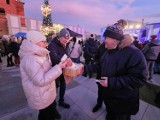 Życzenia, pierogi i barszcz na Miejskiej Wigilii w Nowej Soli. Wydarzenie połączone z jarmarkiem odbyło się na nowym placu | ZDJĘCIA