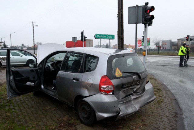 Kolizja w Gomulinie. Peugeot wjechał w tył hondy. Jedna osoba ranna