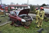 Dramatyczny wypadek w Bielczy. Kierowca osobowego renault zjechał z drogi i uderzył w ogrodzenie. Ratownicy prowadzili reanimację 75-latka