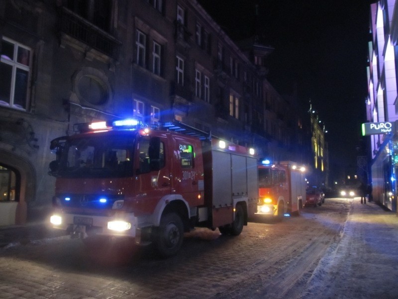 Trzy zastępy straży pożarnej gasiły płonącą wersalkę przy ul. Włodkowica (ZDJĘCIA)
