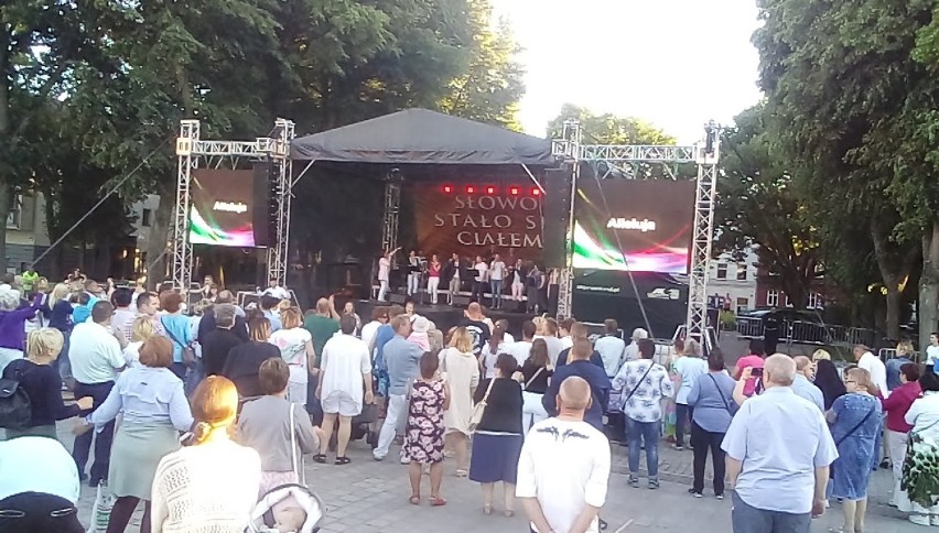 Koncert uwielbienia "Słowo stało się ciałem" na Placu Pokoju w Lęborku ZDJĘCIA