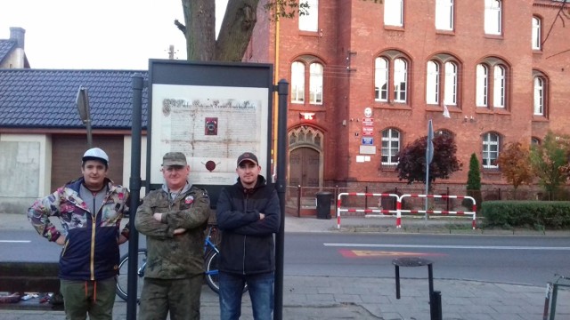 Tablica została zamontowana przed budynkiem szkoły. Na zdjęciu Krzysztof Hojka w środku oraz Marcin Sączawa i Łukasz Kwiatkowski