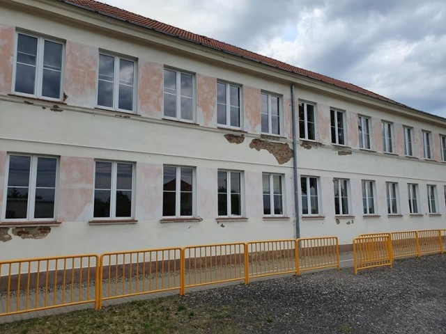 Szkoła w Przytocznej w końcu doczeka się remontu. Jak będzie wyglądać po modernizacji? Zobaczcie galerię