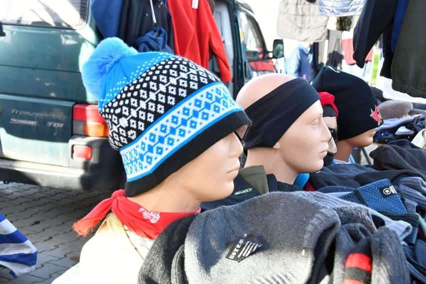 Ciepłe ubrania na targowisku w Busku-Zdroju. Są kurtki, kalesony, czapki i zimowe obuwie
