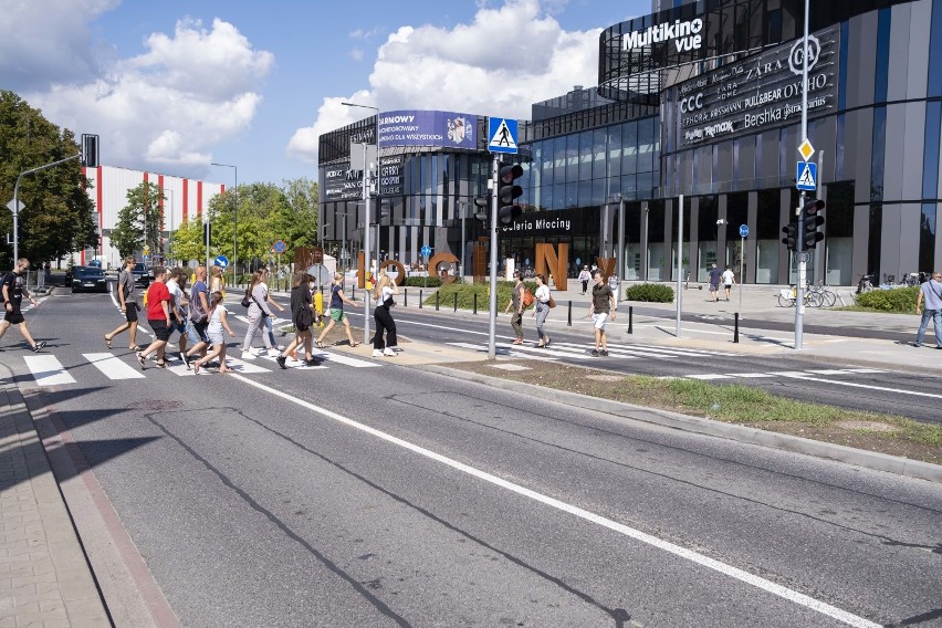 Zakończyła się przebudowa ulicy przed Galerią Młociny. Pojawiła się tam nowoczesna sygnalizacja świetlna, droga dla rowerów i nowe chodniki