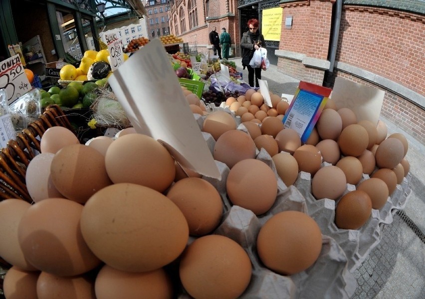 Wiejskie jajka kosztują, w regionie, od 25 do 90 groszy za...