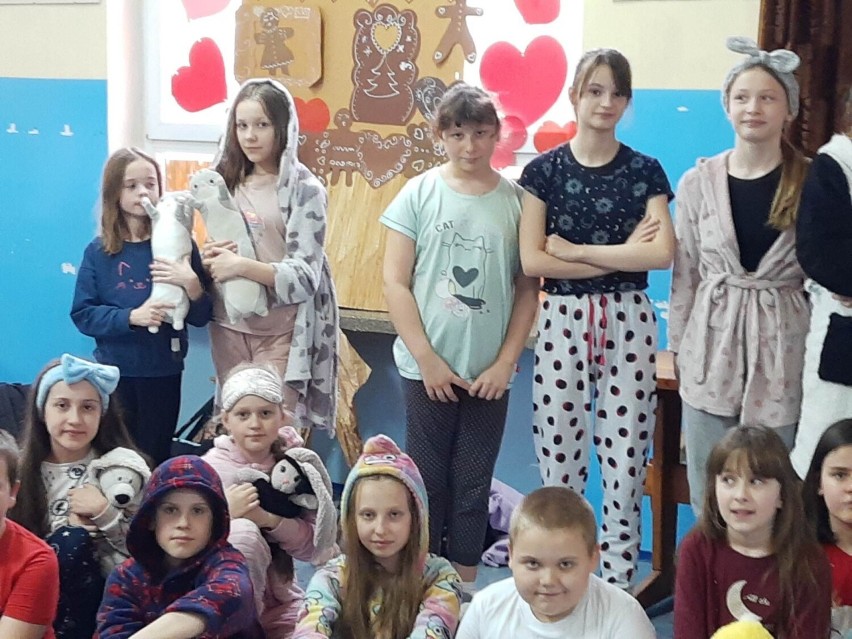 Uczniowie starachowickiej Szkoły Podstawowej numer 12 imienia Mikołaja Kopernika obchodzili Dzień Śpiocha. Zobacz zdjęcia
