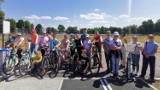 Zielone światło dla młodych cyklistów z Kowalewa! Wszyscy uczniowie zdali egzamin na kartę rowerową w miasteczku ruchu drogowego w Pleszewie