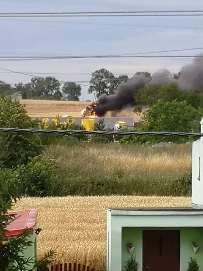 Pożar prasy rolniczej pod Wapnem. Interweniowali strażacy
