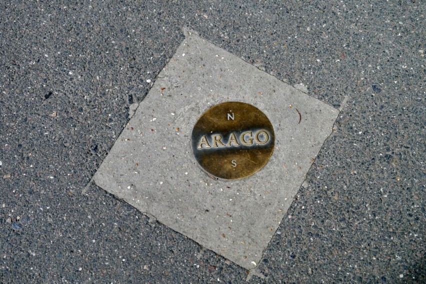 Co oznaczają takie płyty, wmurowane w chodniki Paryża? Jest...