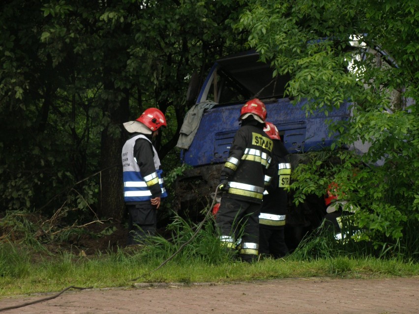 Wypadek w Mysłowicach: Na ul. Brzezińskiej ciężarówka wypadła z wiaduktu [ZDJĘCIA]