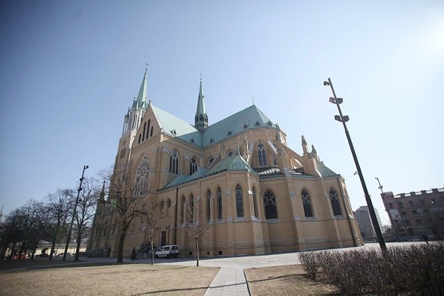 Pomnik smoleński stanie przed łódzką katedrą