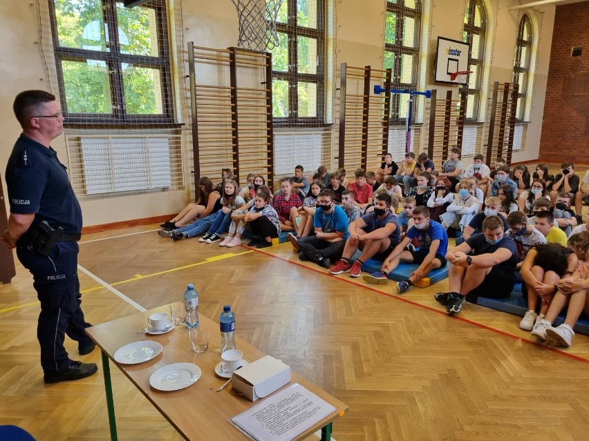 Uczniowie ze SPnr4 spotkali się z funkcjonariuszami policji.Dowiedzieli się o sposobach przeciwdziałania przemocy w sieci, stosowania używek