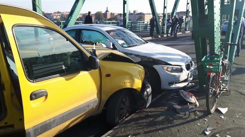 Wypadek na moście. Zderzenie 4. samochodów, ogromne korki w centrum Włocławka