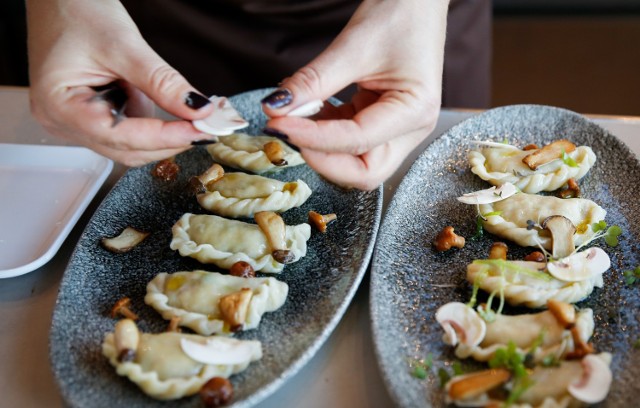 Pierogarnia u Reni
Legnica, ul. Pomorska 68

Godziny otwarcia: pn.-pt. 10-16

Pierogi możemy zjeść na miejscu lub wziąć na wynos. Obok pierogów są tutaj zestawy obiadowe, naleśniki i inne wyroby garmażeryjne. 

