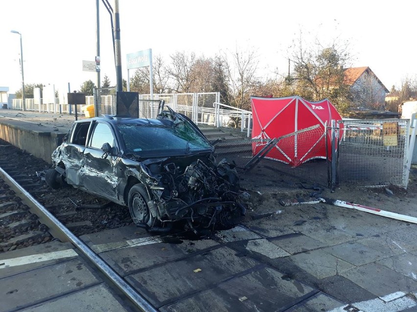 Wypadek w Bożej Woli. Pociąg zderzył się z samochodem....