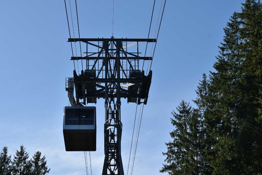 Zakopane. Rozpoczął się demontaż wagonów kolejki na Kasprowy Wierch [ZDJĘCIA]