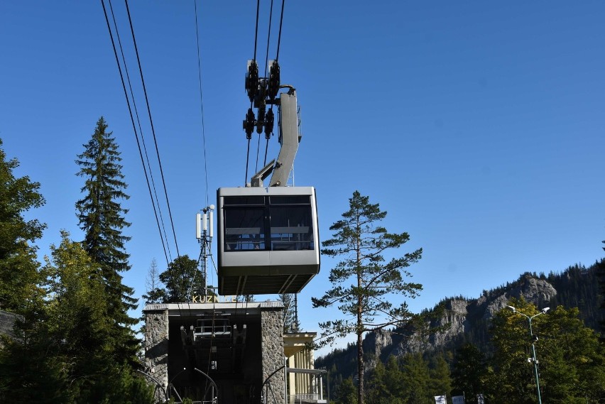 Zakopane. Rozpoczął się demontaż wagonów kolejki na Kasprowy Wierch [ZDJĘCIA]