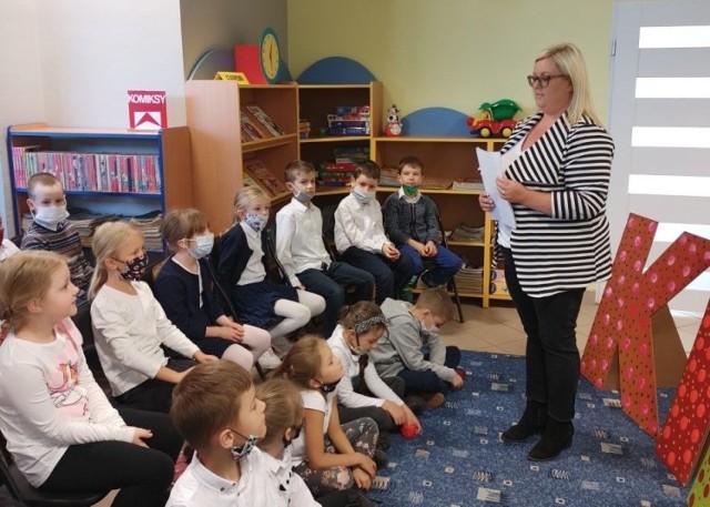 Dzieci chętnie odpowiadały na pytania o ulubionych miejscach w Kielcach, które zadawała im Ewelina Iwan, wicedyrektor Miejskiej  Biblioteki Publicznej.