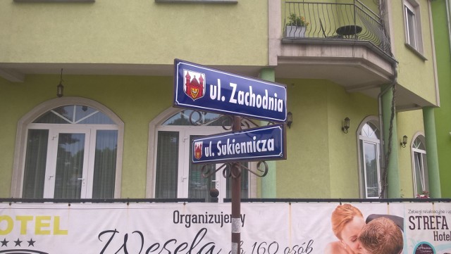 Nowe tabliczki z nazwami ulic w Świebodzinie: Zachodnia, Sukiennicza, Akacjowa