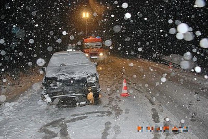 Zima wróciła, policja w Lublińcu apeluje o ostrożność. Od rana wypadki na drogach