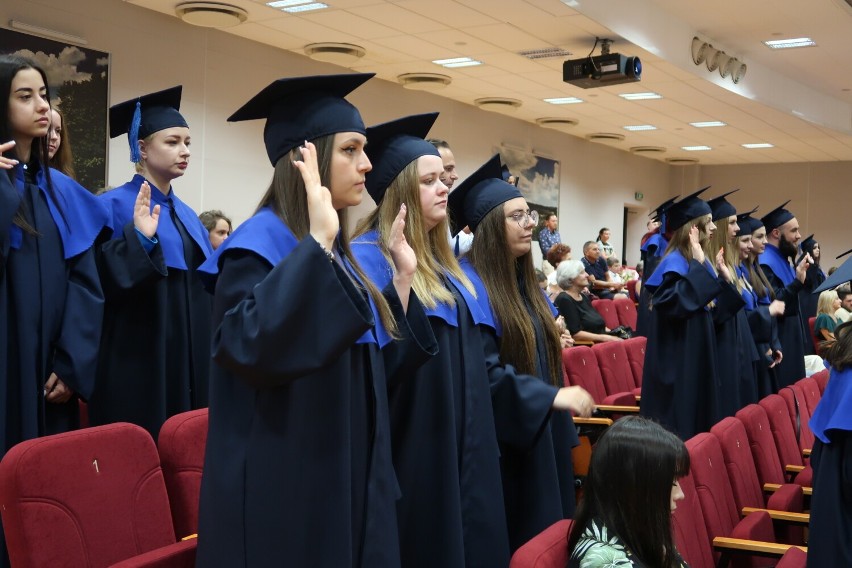 Dyplomy magistrów i licencjuszy odebrało 159 absolwentów w Akademii Nauk Stosowanych w Wałbrzychu - dużo zdjęć