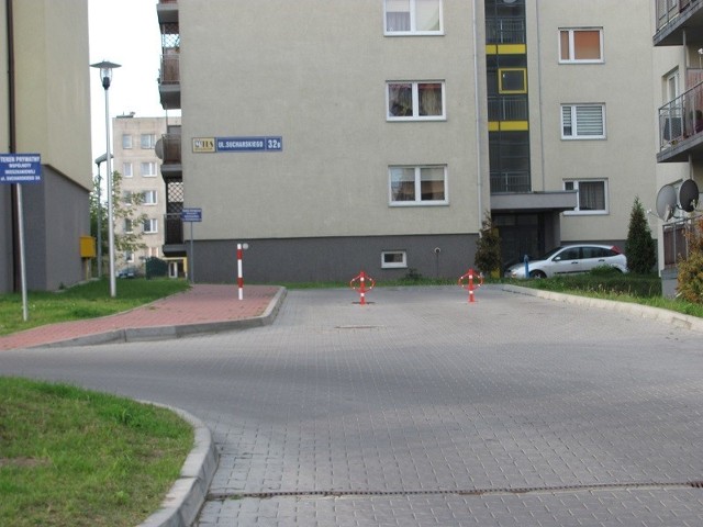 Wjazdu na parking przy Sucharskiego 34 strzegą specjalne blokady