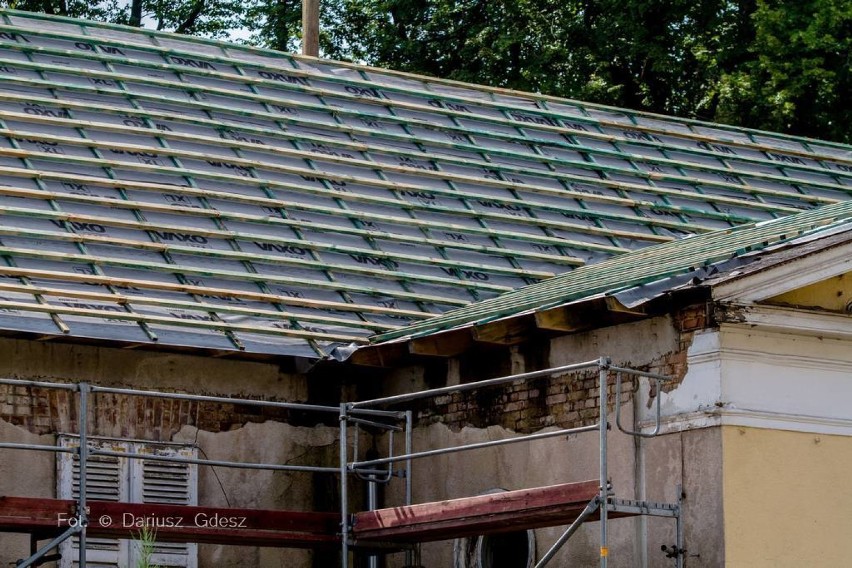 Szczawno-Zdrój: Odbudowa Zakładu Przyrodoleczniczego. Powstaje nowy dach [ZDJĘCIA]