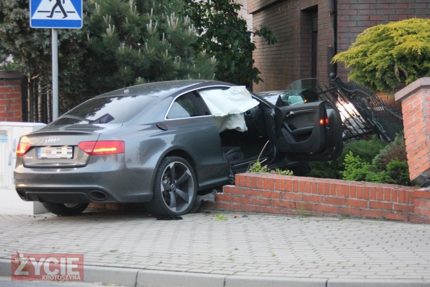 Kierujący Audi wjechał w płot na skrzyżowaniu ulic: Słowiańskiej i Wielkopolskiej [ZDJĘCIA]              