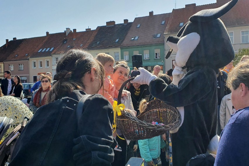 Spotkanie dzieci z gminy Śmigiel z Zajączkami Wielkanocnymi