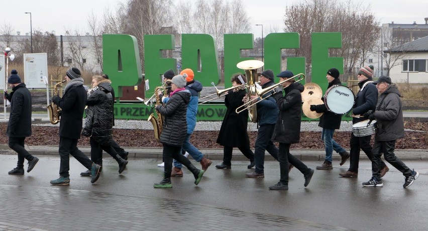 Z pompą, orkiestrą dętą i udziałem byłych pracowników...