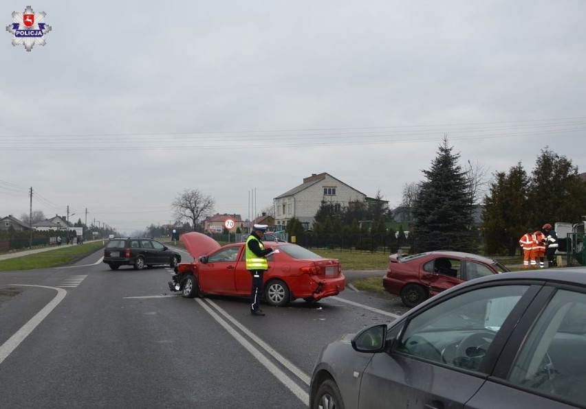 Zderzenie dwóch samochodów w Zawadzie. Kierowcy trafili do szpitala