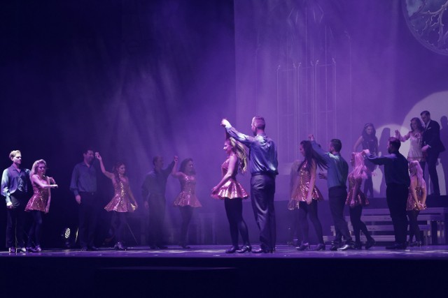 Mistrzowie tańca irlandzkiego zachwycili opolan! Gaelforce Dance to zesp&oacute;ł najlepszych tancerzy i muzyk&oacute;w, kt&oacute;rzy swoim spektaklem taneczno-muzycznym opartym na irlandzkim folklorze od lat podbijają serca widz&oacute;w na całym świecie. Ich umiejętności mogliśmy podziwiać we wtorek w Opolu. W swoich pokazach zesp&oacute;ł Gaelforce Dance łączy taniec nowoczesny z celtyckimi rytmami, balet ze stepowaniem, muzykę z grą świateł, tradycję ze wsp&oacute;łczesnością. Prawdziwym fenomenem jest rekordzista Guinnessa w stepowaniu James Devine, kt&oacute;ry jako jedyny człowiek na świecie uderza stopą 38 razy na sekundę!

&lt;script class=&quot;XlinkEmbedScript&quot; data-width=&quot;640&quot; data-height=&quot;360&quot; data-url=&quot;//get.x-link.pl/4ed6d508-9be5-039f-c57f-5d165b15b9fd,ba46425c-b7e2-27d8-ad67-9c40ab5fe4ba,embed.html&quot; type=&quot;application/javascript&quot; src=&quot;//prodxnews1blob.blob.core.windows.net/cdn/js/xlink-i.js?v1&quot;&gt;&lt;/script&gt;