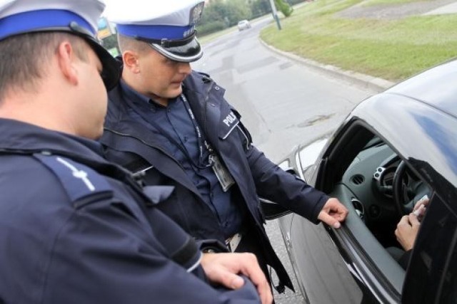 Policjanci z Dobrzycy zatrzymali kierowcę, który jechał samochodem mimo sądowego zakazu. Spotkają go przykre konsekwencje