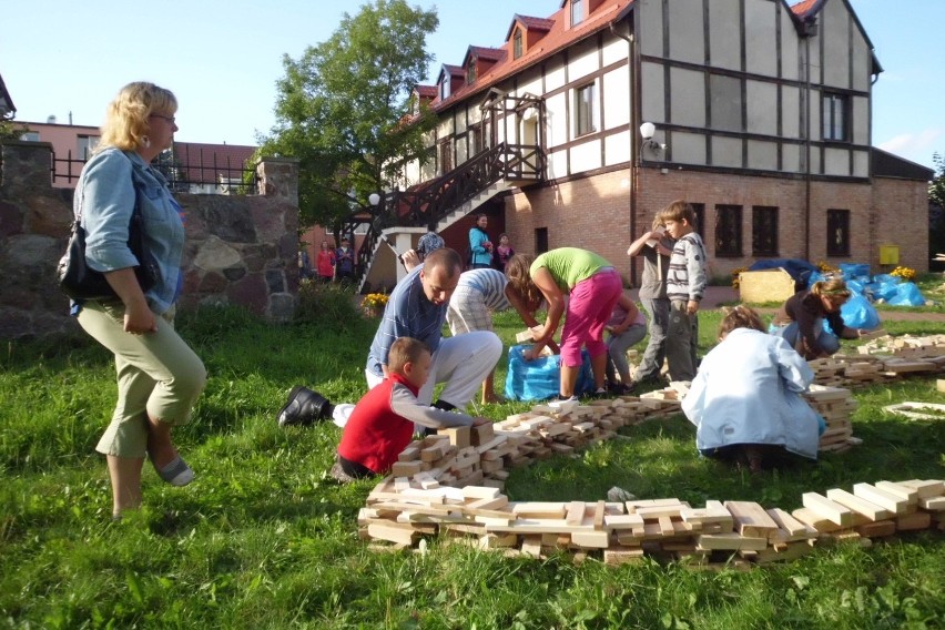 Łeba: W ogrodzie biblioteki powstała kokoistyczna makieta Titanica. Zobacz zdjęcia z budowy!