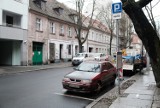 Poznań: Zamiast obiecanego parkingu są blokady na koła