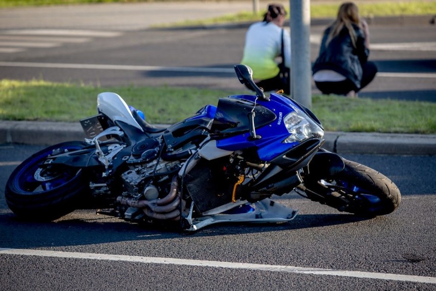 Wałbrzych: Wypadek na Sikorskiego. Samochód uderzył w motocyklistę [ZDJĘCIA]