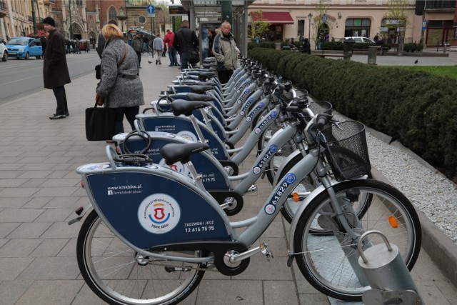 Wypożyczalnia rowerów na pl. Wszystkich Świętych.