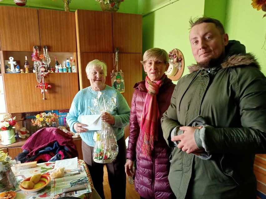 Świąteczne paczki trafiły do osób starszych i samotnych z osiedla Wzgórze w Starachowicach. Było wiele radości. Zobacz zdjęcia