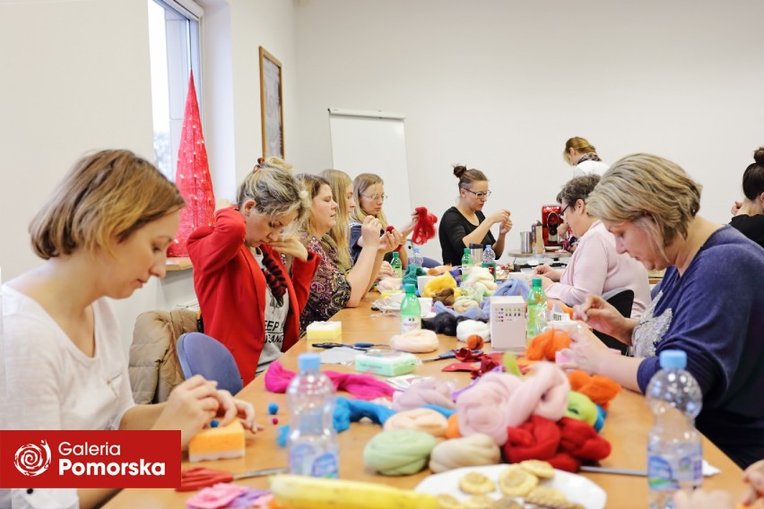 Uczestniczki tworzyły filcową biżuterię, ozdoby choinkowe, oraz oryginalne „ubranka” na kubki