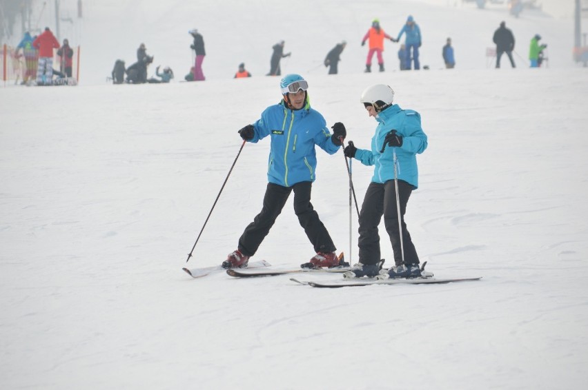 Na Górze Kamieńsk rządzą narciarze i snowboardziści [FOTO]