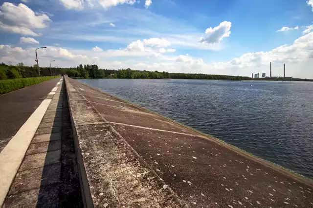 Zapora nad Zalewem Rybnickim to popularny kierunek wśród spacerowiczów i rowerzystów.