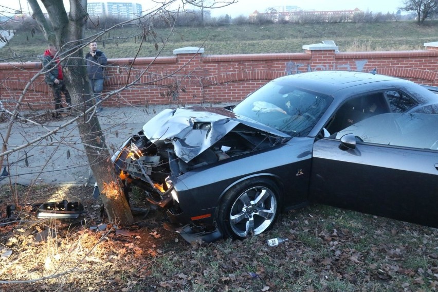 Sportowe auto rozbite na drzewie. Właściciel "dał się...