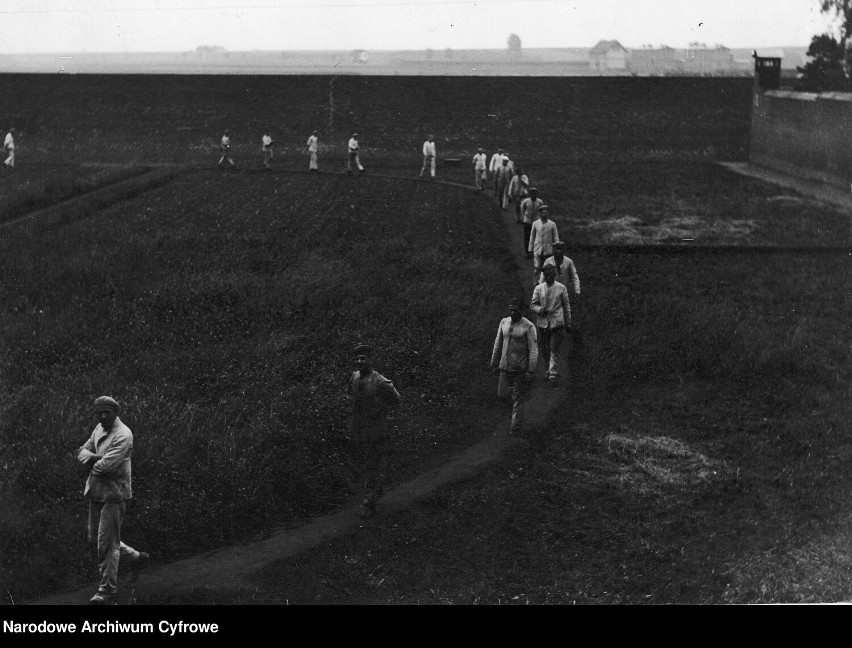 Więźniowie podczas spaceru. (1933)