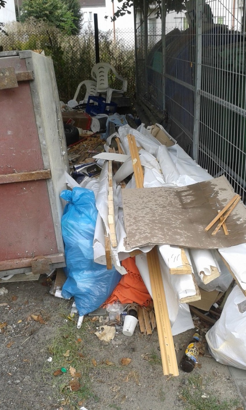 Nielegalne śmieci w Sieradzu. Są podrzucane m.in. na ul. Pogorzelskiego