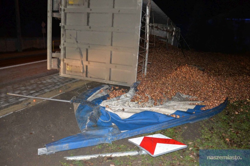 Wypadek na drodze Włocławek - Brześć Kujawski. Wywróciła się ciężarówka z cebulą [zdjęcia]