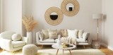 Jak ozdobić ścianę nad sofą? Sprawdź, jak urządzić modny salon. Najlepsze pomysły na ścienne dekoracje, które są na topie w 2023 roku