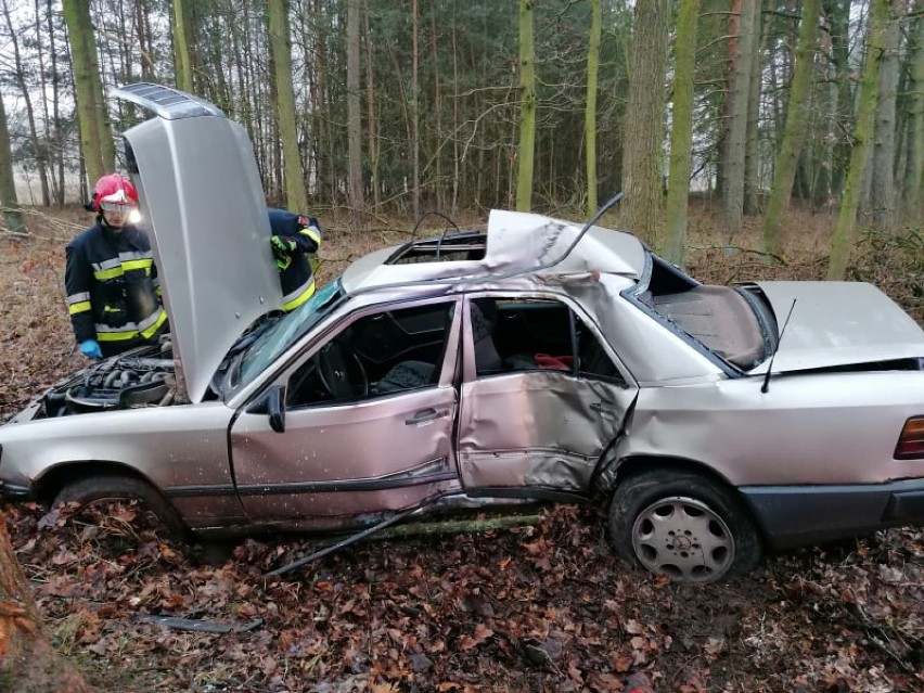Gmina Nowy Tomyśl: Mercedes rozbił się o drzewo